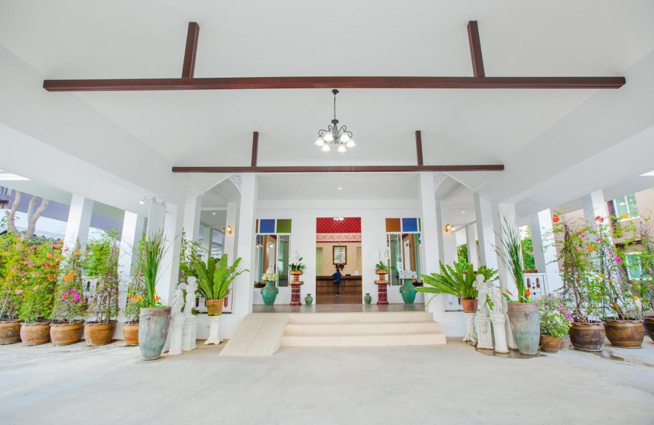 At Ruam Chok Hotel Chiang Mai Exterior photo
